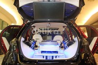 Audio yang menggunakan motorize sistem juga sangat jelas menambah kesan modern di dalam interior.
