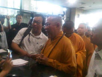 8 Biksu Datang ke KPK, Minta Hartati Murdaya Tak Ditahan