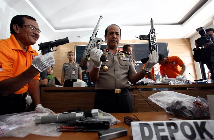 Polisi Pamer Barang Bukti Senjata Api Kelompok Thorik Cs