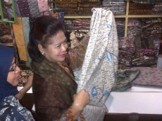 Istri Foke Bagi-bagi Sepeda ke Bakul Jamu