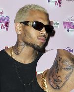 Tato di Leher Chris Brown Gambar Wajah Rihanna?