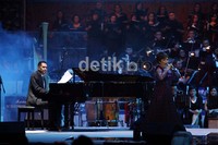 Menteri Perdagangan Gita I. Wirjawan turut memeriahkan konser tembang harmoni ini dengan bermain piano mengiringi  Joy Tobing yang membawa lagu Bersatu dan Maju ciptaan Presiden SBY.