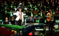 Sesuai dengan judul pertunjukannya Pagelaran Multimedia, mereka juga menampilkan dan memperlihatkan beberapa tarian dan latar belakang keragaman adat suku budaya yang ada di Indonesia.