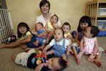 Potret Keluarga dengan Bayi Kembar 6, 7, 8