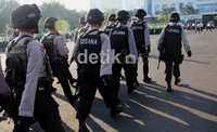 Pasukan Gegana juga diterjunkan. Seperti diketahui, aksi teror marak jelang Pilkada putaran kedua ini.