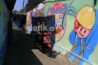 Setiap rumah warga di RW 04 tersebut diperindah dengan membuat mural.