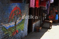 Kampung kreatif tersebut merupakan inisiatif warga agar daerah tempat tinggalnya tidak kelihatan kumuh.