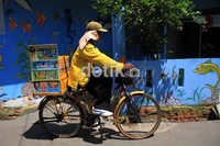 Kampung Kreatif Bacili merupakan hasil kerja swadaya masyarakat setempat untuk mengubah wilayah mereka yang terkenal rawan konflik menjadi kampung kreatif yang damai, bersahabat dan asri dengan lukisan gambar-gambar yang menarik.
