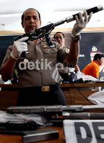 Polisi Pamer Barbuk Senjata Api Kelompok Thorik Cs