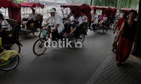 Becak-becak inilah yang mengeliat memutari gang (Hutong) membawa para wisatawan menikmati kehidupan tempo dulu.