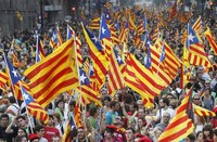 Para pengunjuk rasa turun ke jalan sambil melambai-lambaikan bendera Catalan dan memenuhi kota dengan warna merah dan kuning, warna khas daerah itu. REUTERS/Albert Gea.