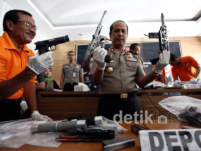 Polisi Pamer Barbuk Senjata Api Kelompok Thorik Cs