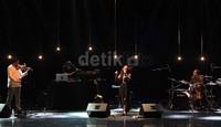 Lagu dan musik yang dibawakan bernuasa elektro rock bertemu dengan bebunyian Timur Tengah. Emel Mathlouthi memiliki suara yang merdu dan indah