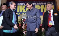 (Kanan-kiri) Sekjen Ikatan Alumni Pergerakan Mahasiswa Islam Indonesia (IKA PMII) A Effendy Choirie, Wakil Kepala Badan Inteligen Negara (BIN) Maruf Syamsudin dan Wakil Ketua MPR RI Harijanto Tohari berbincang sebelum diskusi.