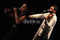 Suara merdunya ketika berpadu dengan nuasa elektro rock dan musik tradisonal Timur Tengah membuat suasana menjadi penonton hanyut dalam musik dan suaranya.