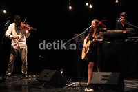 Konser ini berlangsung selama 120 menit.  Acara ini diselenggarakan oleh Institut Francais Indonesia bekerja sama dengan Gedung Kesenian Jakarta.