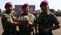 Kepala Staf Angkatan Laut Laksamana TNI Suparno melakukan salam komando Letjen TNI (Mar) M. Alfan Baharudi (kiri) dan Komandan Korps Marinir yang baru Brigjen TNI (Mar) A. Faridz Washinton (kanan). Ramses/detikcom.