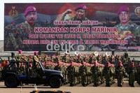 Kepala Staf Angkatan Laut Laksamana TNI Suparno melakukan inspeksi pasukan. Ramses/detikcom.