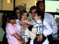 Miranda bercanda dengan cucunya di ruang khusus terdakwa Pengadilan Tipikor, Jakarta. (Ramses/detikcom).