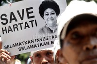 Mereka meminta Hartati tidak ditahan dan diproses hukum karena menilai Hartati berjasa dalam pengembangan investasi di Indonesia.