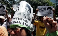 Saat ini Hartati tengah menjalani pemeriksaan di KPK sebagai tersangka karena diduga menyuap Bupati Buol, Sulawesi Tengah, Amran Batalipu.