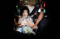Hartati datang sekitar pukul 09.45 WIB, ke KPK, Jl HR Rasuna Said, Kuningan, Jakarta Selatan, Rabu (12/9/2012). Dia datang sambil menunduk dan meneteskan air mata.