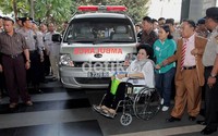 Saat dicecar berbagai macam pertanyaan, Hartati hanya diam.