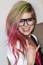 Rambut Avril Lavigne Bertabur Studded