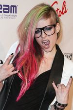 Rambut Avril Lavigne Bertabur Studded