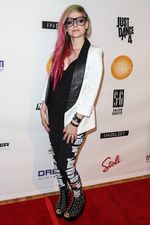 Rambut Avril Lavigne Bertabur Studded