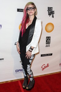Sepertinya Avril memang mencintai apapun yang berbau studded. Tak hanya di rambut saja, ia juga memakai gelang dan sepatu paku-paku (studded). Chelsea Lauren/Getty Images.