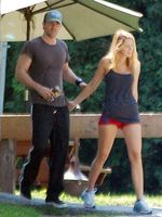 Yuk, Intip Kemesraan Blake Lively & Ryan Reynolds