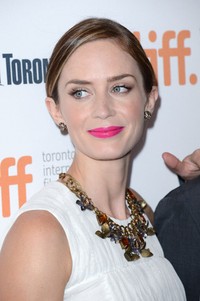 Emily Blunt tampak lebih fresh dengan sentuhan warna pink di bibirnya. Jason Merritt/Getty Images.