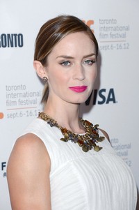 Bibir pink Emily Blunt yang membuatnya terlihat lebih fresh. Jason Merritt/Getty Images.