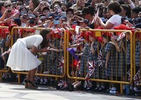 Kate Middleton menyapa para penggemarnya saat di Singapura, pada hari ini Rabu (12/9/2012). REUTERS/Edgar Su.