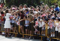 Ia pun tampak ramah dengan pernggemarnya yang rata-rata memegang bendera Inggris itu. REUTERS/Edgar Su.