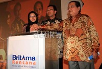 Perwakilan nasabah Dewi Susanti, Kepala Divisi Dana dan Jasa BRI Widodo Januarso, dan Direktur Utama PT Bringin Jiwa Sejahtera Sultan Hamid meresmikan produk Tabungan Britama Rencana.