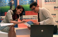 Customer service menawarkan produk Britama Rencana kepada nasabah.