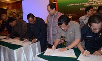 Menteri Perumahan Rakyat Djan Faridz menyaksikan gubernur dari 33 provinsi di Indonesia menandatangani kesepakatan bersama dalam pelaksanaan Program Pengembangan Kawasan hunian berimbang di Hotel Sahid, Jakarta Selatan, Selasa, (11/9/2012). (dok Kemenpera)