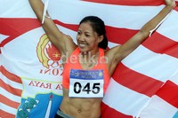 Senyum kebahagiaan terpancar di wajah Dedeh Herawati usai menyelesaikan pertandingan final lari gawang 100 meter di Stadion Atletik Sport Center Rumbai, Pekanbaru.