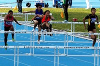 Dedeh Herawati (depan), melaju kencang meninggalkan lawan-lawannya pada pertandingan final lari gawang 100 meter.