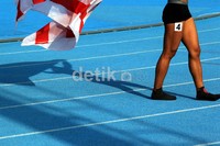 Bayangan sang juara saat mengibarkan bendera DKI Jakarta.