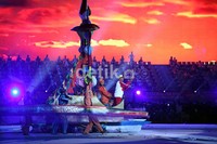 Perahu-perahuan mengiring api PON menyeberangi lautan sebelum akhirnya dinyalakan ke kaldron.