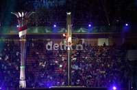 Penyulutan api ke kaldron dengan cara menombak oleh Zamri Bachtiar, mantan atlet binaraga Riau.