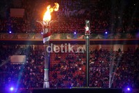 Dan api yang ditombakkan oleh Zamri Bachtiar menyala di kaldron.