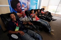 Para wartawan peliput PON XVIII Riau dari berbagai daerah, menikmati fasilitas pijat atau massage yang disediakan oleh panitia PON XVIII Riau, yang berada di Media Press Center (MPC).