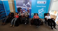 Fasilitas pijat dari Sofa ini, betul-betul dimanfaatkan oleh para wartawan peliput PON dari berbagai daerah, untuk bisa merelaksasikan tubuhnya agar segar kembali.