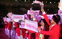 Tanpa dihadiri Gubernur Fauzi Bowo, kontingen DKI Jakarta melakukan defile.