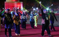 Wakil Gubernur Banten Rano Karno (depan), dengan menggunakan busana adat suku Badui, memimpin rombongan defile tim kontingen Banten.