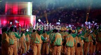Berbagai kontingen daerah dengan bermacam kreatifitas sambutan dan keunikannya, berjalan melakukan prosesi defile saat pembukaan PON XVIII Riau.